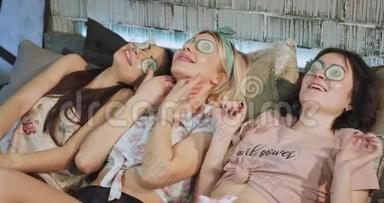 晚上，三位女士穿着睡衣在家享受水疗放松的<strong>时光</strong>，她们为脸部制作面具，享受<strong>时光</strong>